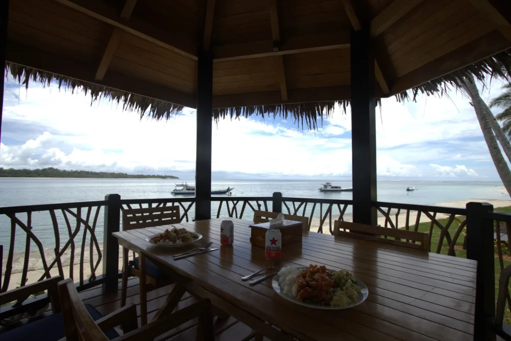 Breakers restaurant Nasara Resort Mentawai — a la carte beachside dining